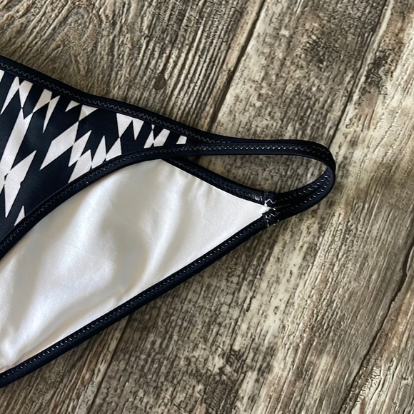 VICTORIA SECRET SEXY BIKINI BOTTOM, MEDIUM - Picture 3 of 7